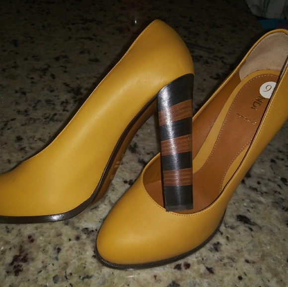SOLD !!  FENDI Golden/Mustard Heels SZ41 - Picture 5 of 8